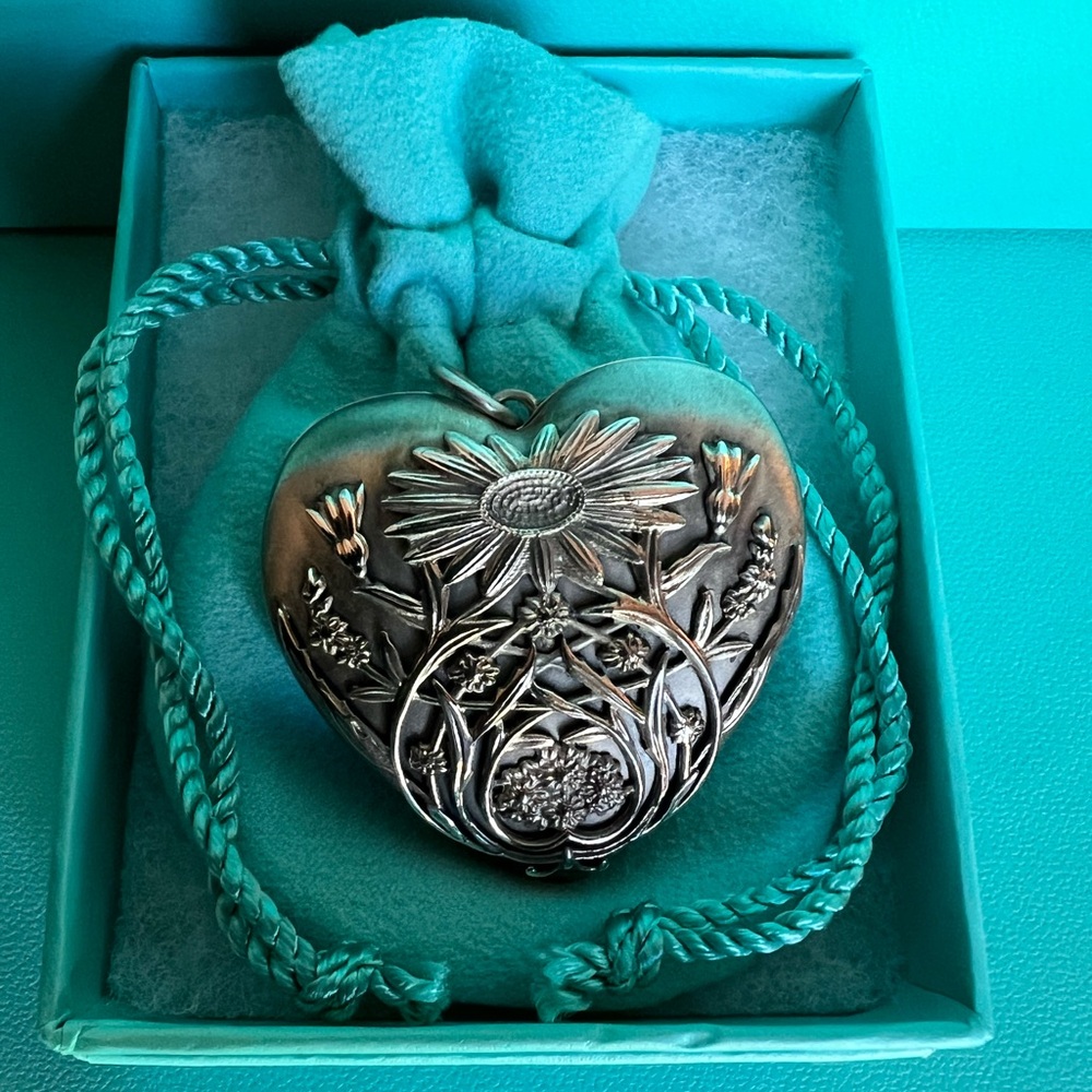 🌸🌸 Authentic Tiffany & Co. Ziegfeld Heart Locket